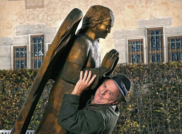 Bild 1 von 16: Im Bild: So eng hätte die Bekanntschaft mit hölzernen Engel für Kommissar Baumert (Günther Maria Halmer) gar nicht sein müssen.