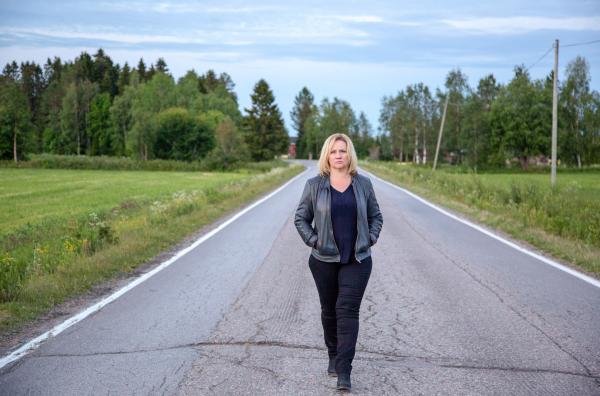 Bild 1 von 3: Die Ermittlerin Sanna Tervo (Maria Sid) wird wegen ihrer Beziehung zu Reima von dem Fall abgezogen ? was ihr zu schaffen macht.