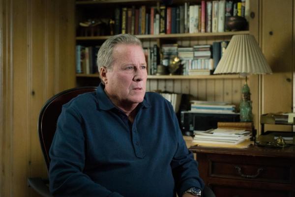 Bild 1 von 11: Als ihm klar wird, dass er seine Stieftochter verletzt, weil er, ohne sie gefragt zu haben, eine Kriminovelle über ihre und Holmes' Arbeit schreibt, versucht Henry (John Heard) sich bei Joan zu entschuldigen ...