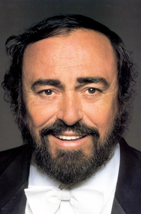 Bild 1 von 2: Luciano Pavarotti präsentierte begleitet vom New York Philharmonic Orchestra unter der Leitung von Leone Magiera das vielseitige Programm des Open-Air-Konzerts vor über einer halben Million Menschen.