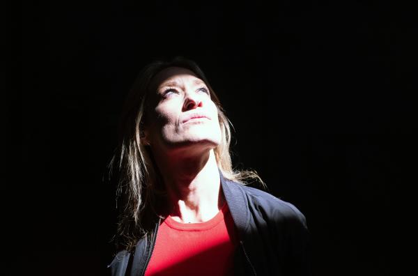 Bild 1 von 1: Ersetzt KI den Menschen ? auch im Tanz? Dieser Frage geht die Choreographin Sylvia Camarda nach und lässt sich in Berlin von einer KI durch eine Performance führen.