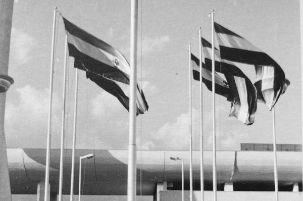 Bild 1 von 10: Flaggenparade am Tag der Eröffnung von Irans erstem Kraftwerk.