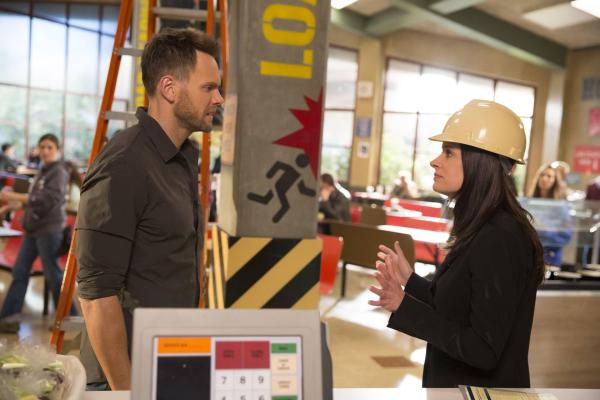 Bild 1 von 36: Die Neue am Greendale College, Frankie (Paget Brewster, r.), will Jeff (Joel McHale, l.) doch tatsächlich den Alkohol im Aufenthaltsraum verbieten ...