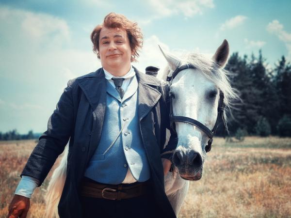 Bild 1 von 4: Makler Steve (Paul Sedlmeir) wittert das große Geschäft. Er will der unbedarften Siedlerfamilie ein Grundstück der Ureinwohner verkaufen. Wird er mit seinem Deal durchkommen?