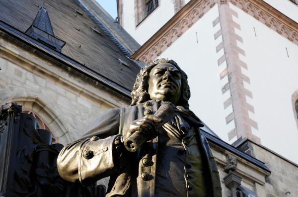 Bild 1 von 2: Johann Sebastian Bach Denkmal vor der Thomaskirche in Leipzig