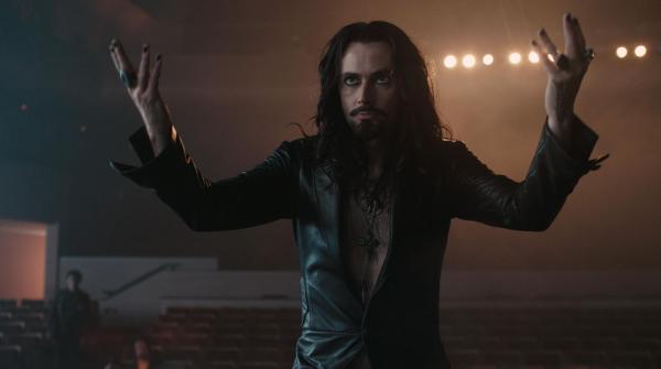 Bild 1 von 19: Auch der Zauberer und angebliche Vampir-Experte Peter Vincent (David Tennant) will zunächst Charleys Behauptungen keinen Glauben schenken. Doch dann wird ihm klar, dass eine erfolgreiche Vampirjagd dem eigenen Ruf durchaus förderlich ist ...