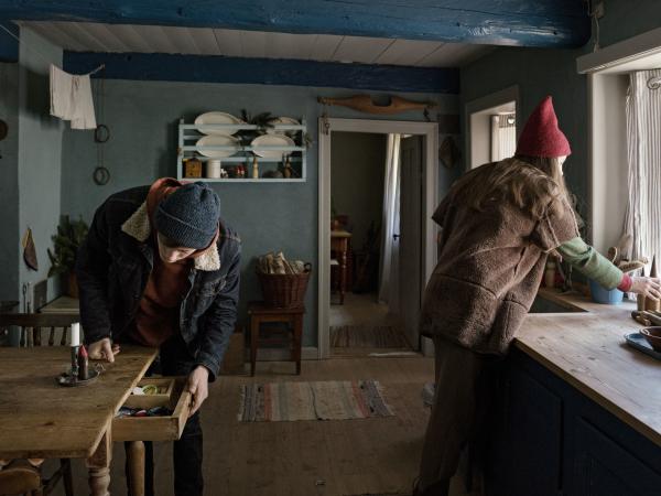 Bild 1 von 10: Lasse (Albert Rosin Harson) und Tinka (Josephine Chavarria Hßjbjerg) auf der Suche nach Hinweisen.