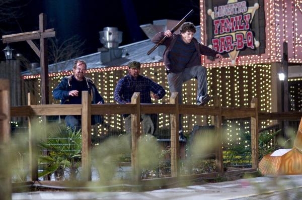 Bild 1 von 6: Jesse Eisenberg stars in Columbia Pictures' comedy ZOMBIELAND. Photography by: Glen Wilson
