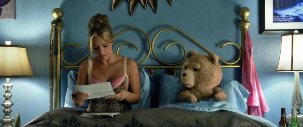 Bild 1 von 10: Das frisch verheiratete Paar Ted und Tami-Lynn (Jessica Barth) hat einen Kinderwunsch, doch um Nachwuchs bekommen zu dürfen, muss Ted erst vor Gericht beweisen, dass er eine Person ist ...