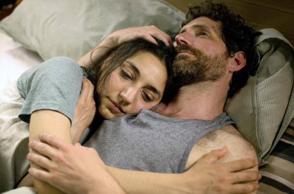 Bild 1 von 4: Samira (Lara Chedraoui, li.) und Tom (Jeroen Van der Ven, re.) hatten schon mit mehreren Fehlgeburten zu kämpfen. Trotzdem wollen sie es weiterhin versuchen.
