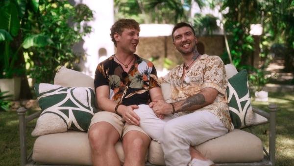 Bild 1 von 3: Tim (li.) und Michael probieren eine neue Form der körperlichen und emotionalen Nähe aus und lassen sich auf eine tantrische Erfahrung ein.