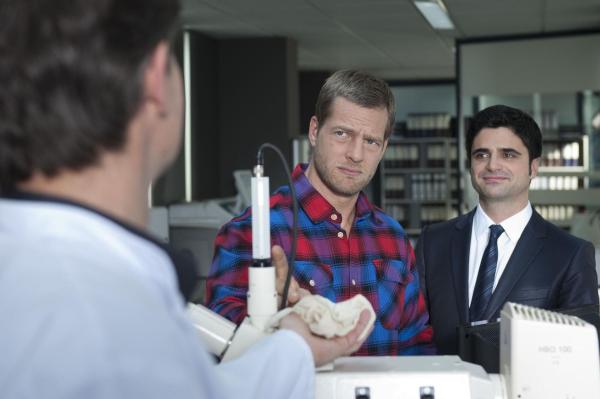 Bild 1 von 34: Als der Trainer eines erfolgreichen Fecht- und Degenclubs ermordet in der Turnhalle aufgefunden wird, müssen Mick (Henning Baum, M.) und Andreas (Maximilian Grill, r.) einige illegale Maßnahmen ergreifen, um den Mörder dingfest machen zu können ...