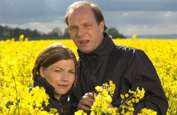 Bild 1 von 11: Katrin und Winnie auf Beobachtungsposten. Von links: Katrin B?rensen (Claudia Schmutzler) und Winnie Scheel (Martin Brambach).Honorarfrei - nur f?r diese Sendung bei Nennung ZDF und Marc Meyerbr?ker