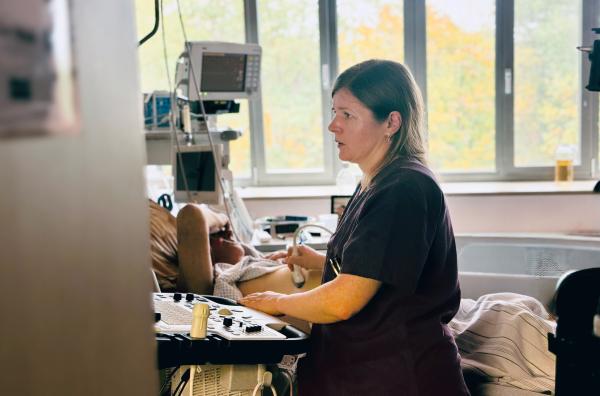 Bild 1 von 2: Ina Viaroukina aus Belarus ist Intensivmedizinerin und arbeitet am Harzklinikum Quedlinburg in Sachsen-Anhalt. Vor sieben Jahren kam sie nach Deutschland.