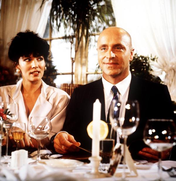 Bild 1 von 2: Im Bild: Nach dem Versagen Thomas von Guldenburgs als Geschäftsführer ist Achim Lauritzen (Wilfried Baasner) nun die Nummer 1 auf dem Schloss. Er trifft sich mit seiner Frau Evelyn (Iris Berben) zu einem Essen mit den Balbecks.