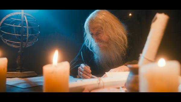 Bild 1 von 9: Der Mönch Dionysius Exiguus (Yordan Bikov) gilt als Begründer der christlichen Zeitrechnung. Er war ein sogenannter Komputist und als solcher dafür zuständig, das Datum für das alljährliche Osterfest zu berechnen. Sozusagen nebenbei errechnete er das Jahr von Jesu Geburt. Er war auch der erste, der die Bezeichnung \