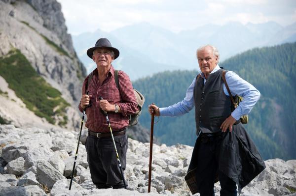 Bild 1 von 7: Im Bild: Franz Marthaler (Heinz Marecek, l.) und Peter Herbrechter (Michael König, r.) machen sich auf den Weg zu dem alten Flugzeugwrack.