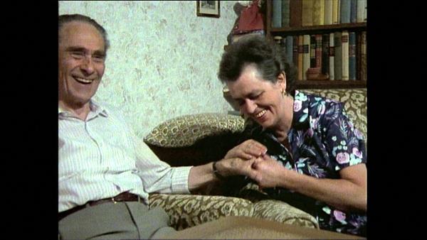 Bild 1 von 3: Er, 75 Jahre alt und verwitwet, sie, 60 und geschieden - da tut sich plötzlich eine neue Perspektive auf: Zwei ältere Menschen finden sich und genießen das späte Liebesglück.