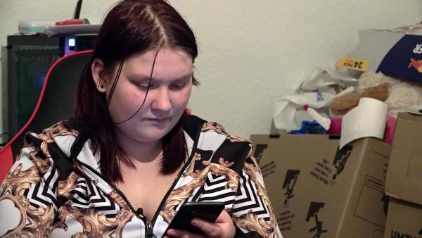 Bild 1 von 2: Lena ist fassungslos über die Online-Hater. Sie ärgert sich über die Kommentare, die im Internet über sie und andere aus \