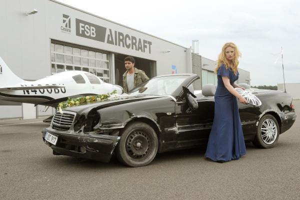 Bild 1 von 15: Schon bald wird Nils (Maximilian Grill, l.) klar, dass auf der Verbrecherjagd eine ehemalige Diskuswerferin wie Dana (Diana Amft, r.) niemals unterschätzt werden darf ...