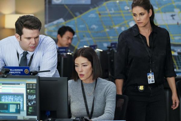 Bild 1 von 4: (v.l.n.r.) Analyst Kelly Moran (Taylor Anthony Miller); Analyst Elise Taylor (Vedette Lim); Special Agent Maggie Bell (Missy Peregrym)