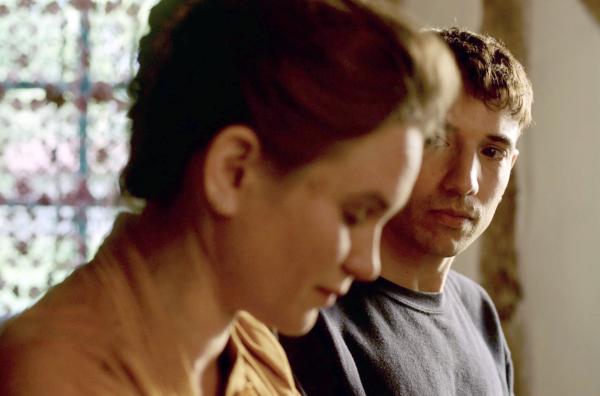 Bild 1 von 1: In Florent Gouëlous ?Wir, die Angehörigen? (2024) entdeckt Fred (Florent Gouëlou, re.) den Geist seines gerade verstorbenen, verwirrten Vaters, der ihn bittet, ihn nach Hause zu begleiten.