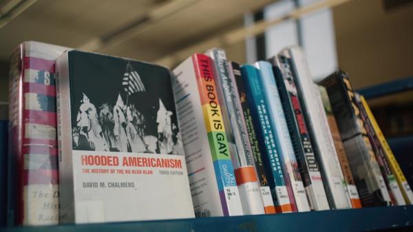 Bild 1 von 4: Allein 2025 wurden Tausende Bücher aus Schulbibliotheken entfernt. Es sind vor allem Werke verboten, die sich mit Rassismus, Sexualität und LGBTQ+-Themen befassen. Besonders betroffen sind die Bundesstaaten Texas und Florida.