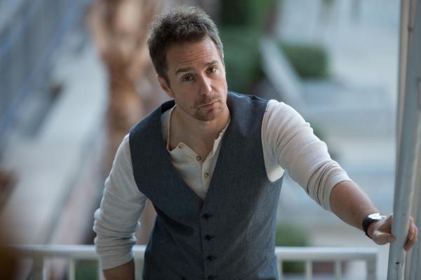 Bild 1 von 11: Francis (Sam Rockwell) hat viele Feinde aus seinem alten Leben, die jede Gelegenheit nutzen, um ihn anzugreifen. Ob er sich immer verteidigen kann?