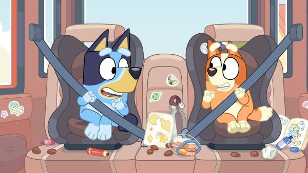 Bild 1 von 6: Bei einem Ausflug zur Müllhalde behauptet Dad, dass er in allem der Beste ist. Doch als Bluey entdeckt, dass er eine ihrer alten Zeichnungen wegwerfen will, bekommt sie Zweifel, ob er wirklich der beste Dad der Welt ist.