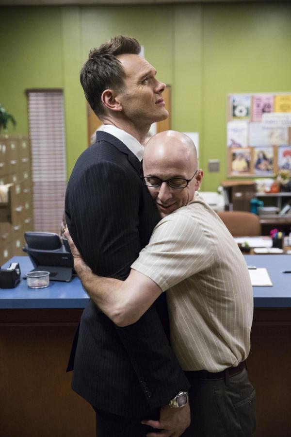 Bild 1 von 14: Dean Pelton (Jim Rash, r.) vermutet, dass Jeff (Joel McHale, l.) ans Greendale zurückgekehrt ist, um das College zu retten. Doch Jeff hat einen ganz anderen Grund für seine Rückkehr ...
