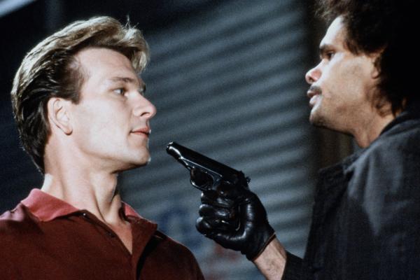 Bild 1 von 3: Auf dem Heimweg werden Molly und Sam (Patrick Swayze, l.) von einem Gangster (Rick Aviles, r.) überfallen und geraten dadurch in eine lebensbedrohliche Lage.