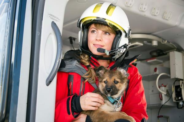 Bild 1 von 13: Im Bild: Im Einsatz für Mensch und Tier: Katharina (Luise Bähr) konnte einen kleinen Hund retten.