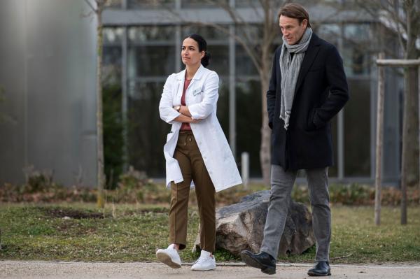 Bild 1 von 7: Leyla Sherbaz (Sanam Afrashteh, l.); Martin Stein (Bernhard Bettermann, r.)