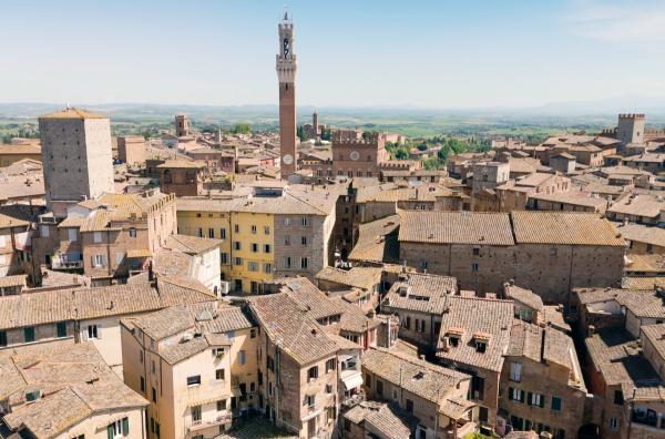 Bild 1 von 4: Die mittelalterliche Stadt Siena, deren Straßen und Plätze bis heute fast unverändert wirken, war um 1348 Schauplatz der verheerenden Pestseuche.