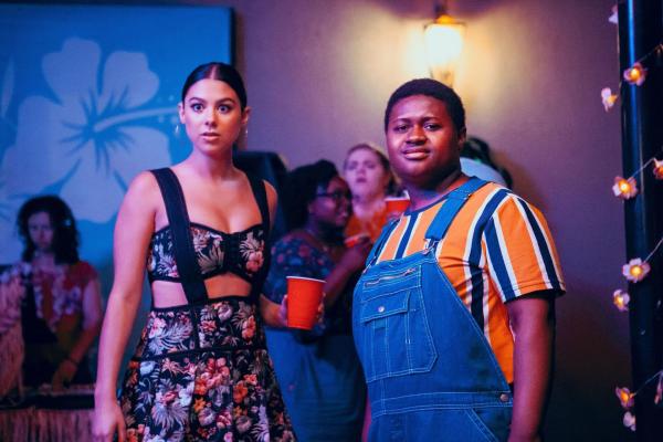 Bild 1 von 9: Ava (Kira Kosarin, l.); Gilbert (Miles J. Harvey, r.)