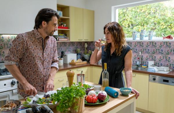 Bild 1 von 4: Martin (Oliver Mommsen) und Livia (Ulrike C. Tscharre) kochen zusammen.