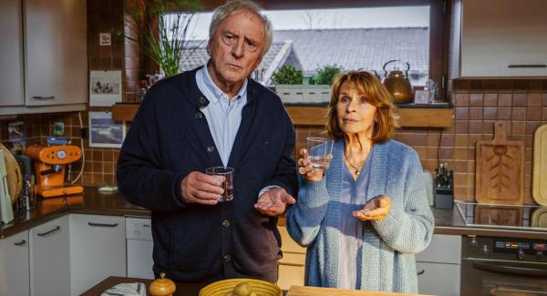 Bild 1 von 1: Günther (Günther Maria Halmer, li.) und Marianne (Senta Berger, re.) wollen raus aus der trostlosen Routine und nehmen die \