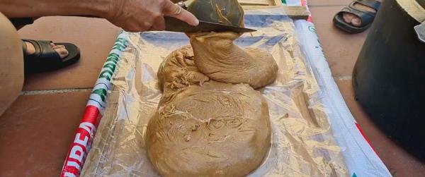 Bild 1 von 8: Die Knochen der Tiger werden zu Leim gekocht und anschließend getrocknet.