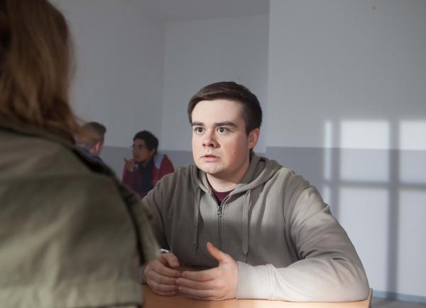 Bild 1 von 7: Petra (Elena Hesse) ist schockiert von Remos (Damian Thüne) Reaktion.