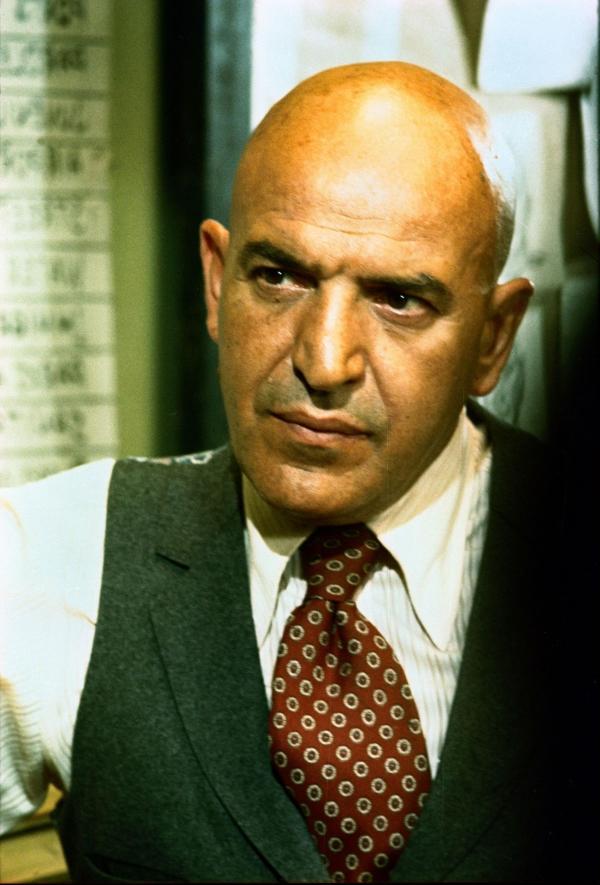 Bild 1 von 6: Theo Kojak (Telly Savalas) verrichtet die Polizeiarbeit mit Begeisterung. Dabei interpretiert er den Gesetzestext großzügig und verlässt den ausgetretenen Pfad der Vorschriften öfter als seinen Vorgesetzten lieb ist ...