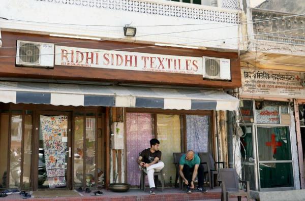 Bild 1 von 4: Obwohl die indische Mode eine Vielfalt an Stoffen und Farben bietet, hat sich ein eher unscheinbares Kleidungsstück in der westlichen Kultur etabliert.