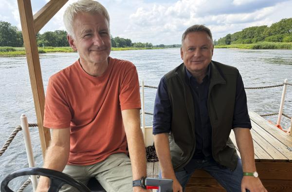 Bild 1 von 3: Axel Bulthaupt unterwegs auf der Oder.  Axel und Piotr Wloch, Bootsbauer.