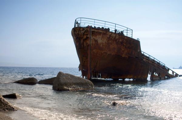 Bild 1 von 8: Ein altes Schiffswrack liegt im Meer vor Sizilien.