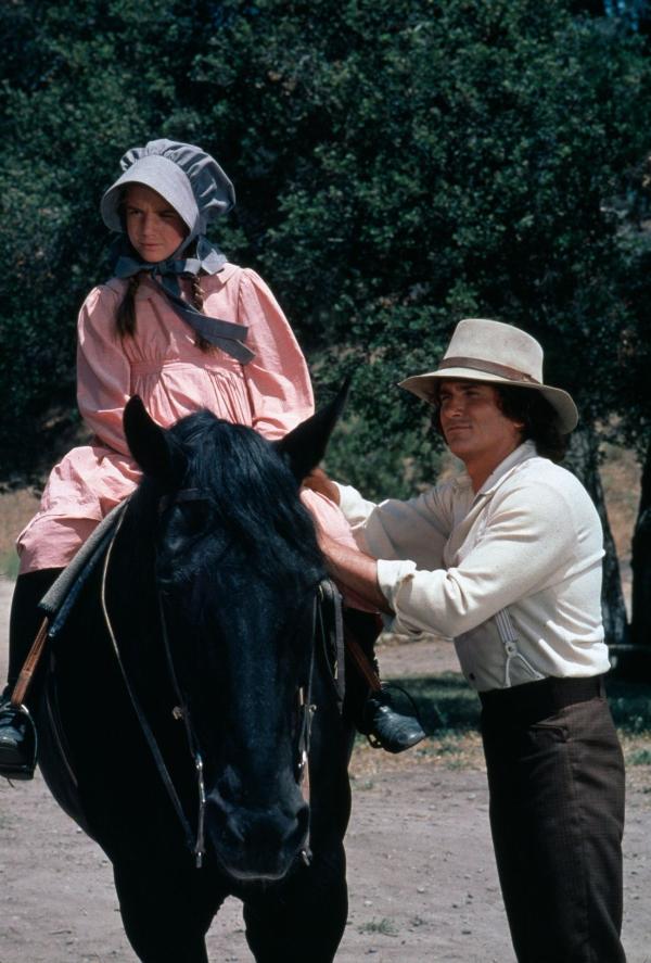 Bild 1 von 7: Laura Ingalls (Melissa Gilbert, l.); Charles Ingalls (Michael Landon, r.)
