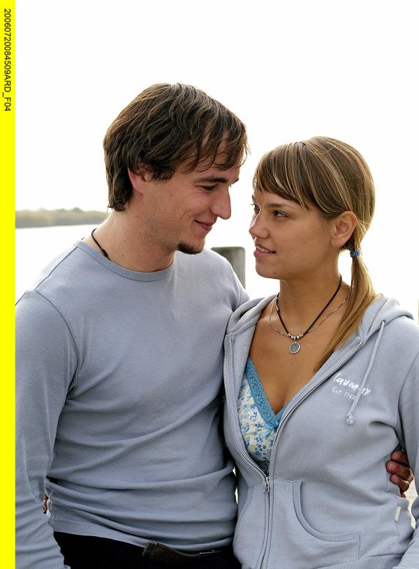 Bild 1 von 3: Paul (Achim Schelhas, links) und Anna (Britta Hammelstein) haben sich ineinander verliebt.