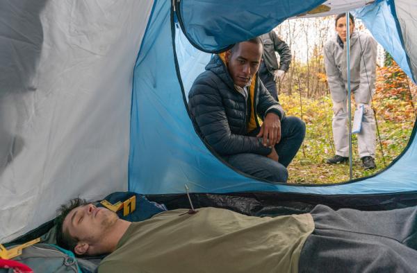 Bild 1 von 1: Jerry Paulsen (Peter Marton, h.l.) und Sonja Bitterling (Genoveva Mayer, h.r.) untersuchen die Leiche (Luca Garnreiter, v.) und den Tatort.