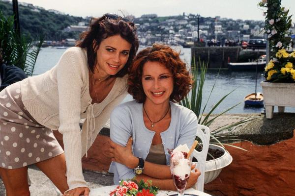 Bild 1 von 9: Im Bild: Gerit Kling (June Arland), Christina Plate (April Bonnet).