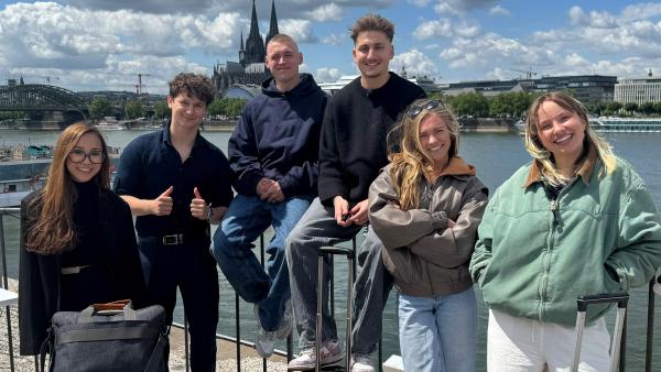 Bild 1 von 2: Die neu zusammengewürfelte Gruppe: Trang, Deniz, Ole, Robin, Alexa und Greta waren in den letzten Jahren in unterschiedlichen Jungs- und Mädchen-WGs und haben dort den Urlaub ihres Lebens ohne Eltern verbracht.
