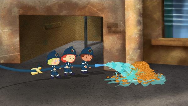 Bild 1 von 5: QuackQuack, Zoé, Tanja und Finn löschen gemeinsam einen Brand.