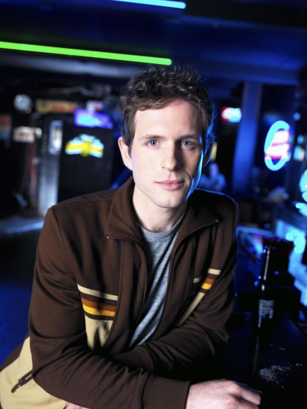 Bild 1 von 17: (1. Staffel) - Dennis (Glenn Howerton) ist der Zwillingsbruder von Dee und Mitbesitzer des Paddy's. Er legt besonderen Wert auf seine Kleidung und ist nach seiner eigenen Einschätzung unwiderstehlich ...